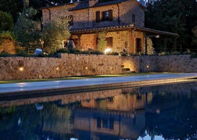 Piscina infinity con sistemazione del giardino