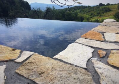 Piscina infinity rustica